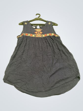 Nur ärmelloses besticktes Kleid