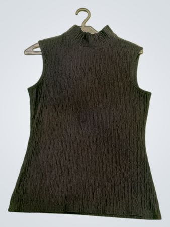 Schwarzes ärmelloses Top mit Stehkragen