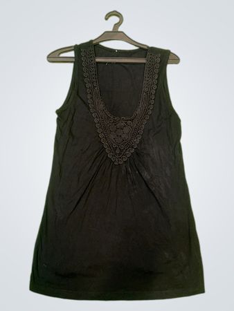 Schwarzes ärmelloses, verziertes V-Ausschnitt-Top