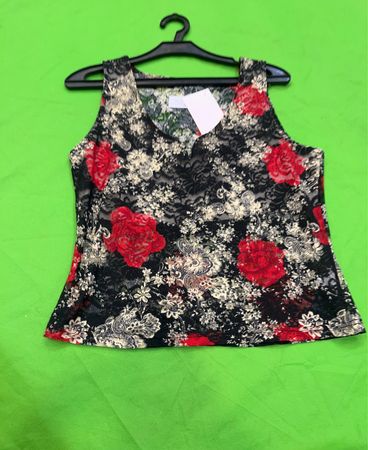 Ärmelloses Spitzenoberteil mit rotem Blumenmuster