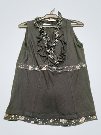 PATRICE BREAD Schwarzes ärmelloses Rüschenshirt mit floralen und gepunkteten Akzenten