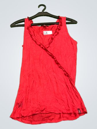Rotes Rüschennacken-Tanktop