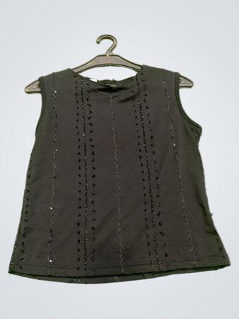 Schwarzes ärmelloses Top mit Pailletten- und Ausschnittverzierungen