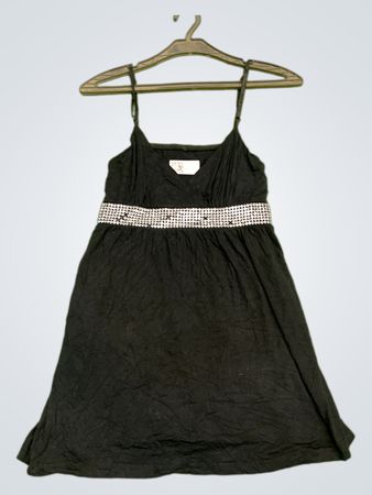 Schwarzes Kleid mit Pailletten-Gürtel