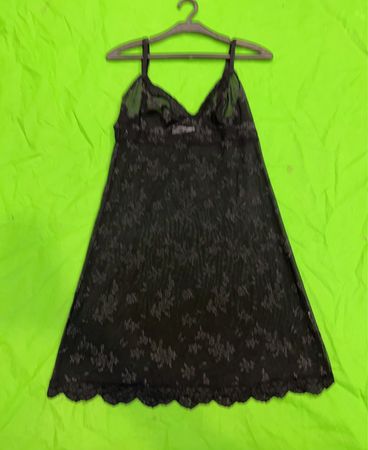 Schwarzes Spitzen-Nachtkleid