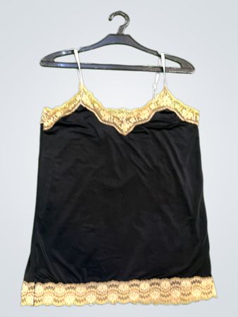 Schwarzes Top mit Spitzenbesatz