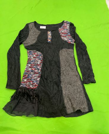 Schwarzes Kleid mit buntem Patchwork und Fransen