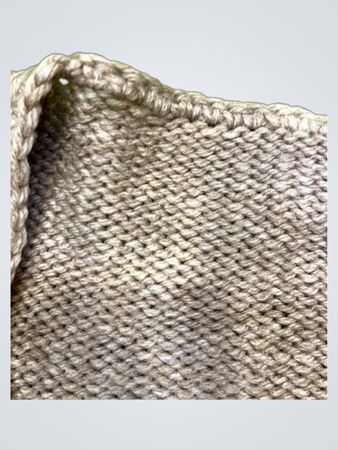 Beiger Strickpullover mit Holzknöpfen und ausgefranstem Saum