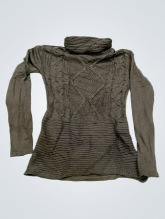 Dunkelgrauer Rollkragenpullover mit Kabelstrickdetails