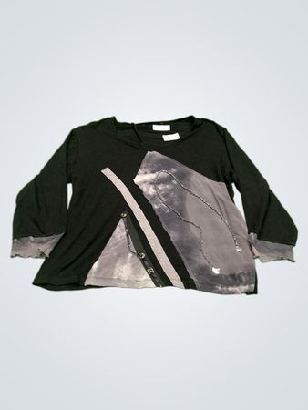 Schwarzes Langarmoberteil mit abstraktem grauen Design