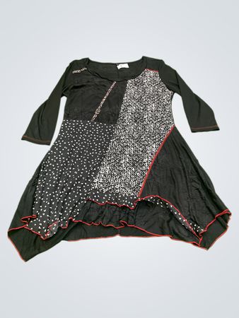 Schwarze asymmetrische Tunika mit rotem Besatz