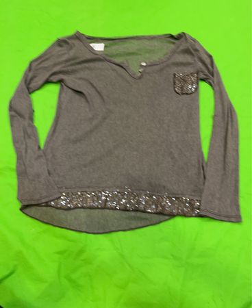 Langarmshirt mit Pailletten auf Tasche und Saum