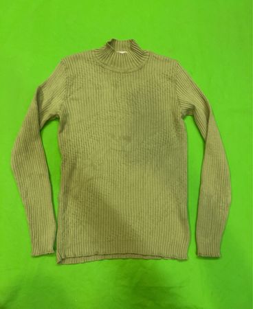 Grüner gerippter Rollkragenpullover