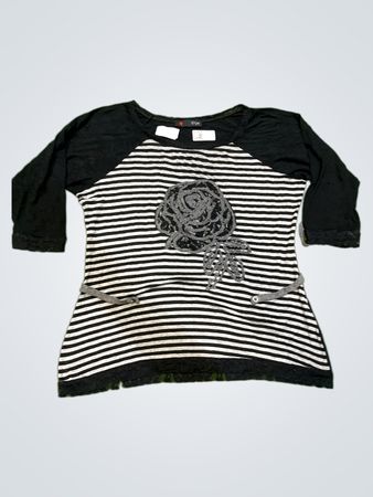 Gestreiftes T-Shirt mit Rosenapplikation