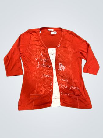 Roter Cardigan mit weißem Overlay und Schmetterlingsdetail
