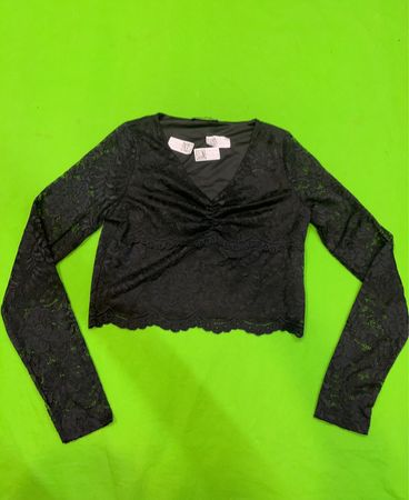 Schwarzes Spitzen-Croptop mit langen Ärmeln
