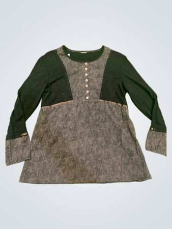 Schwarz und grau gemustertes Langarmoberteil