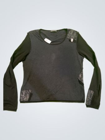 Schwarzes langärmliges T-Shirt mit gestickten Details