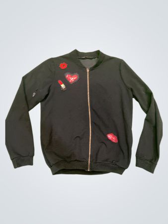Schwarze Bomberjacke mit Lippenstift- und Herz-Patches