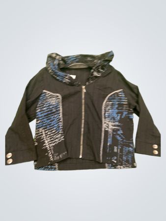 G CLUB BY GÉNO schwarze Jacke mit blauem und weißem Druck