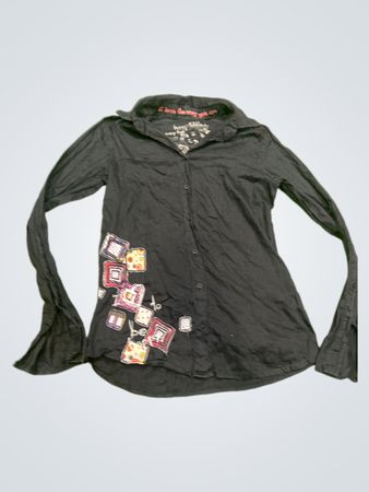 Schwarzes Shirt mit gestickten Patches und Text
