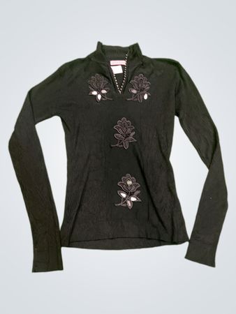 LAETITIA ROSA Schwarzes Rippstrick-Oberteil mit Stehkragen und Verzierungen, lange Ärmel