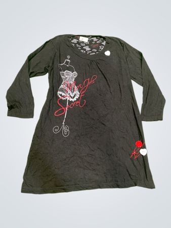 Schwarzes Langarmoberteil mit "Mon Jolie Secret" Grafik