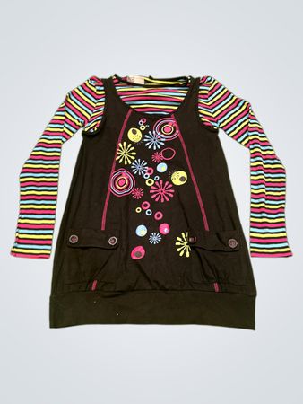 Schwarzes Kleid mit bunten gestreiften Ärmeln und floraler Grafik