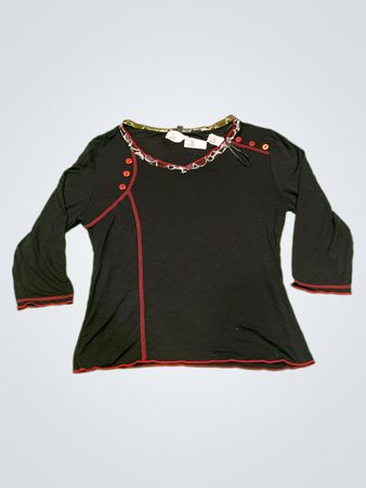 Chemise noire à manches longues avec des bordures rouges et des boutons.