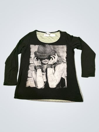 Jacqueline Riu schwarzes langärmliges Grafik-T-Shirt