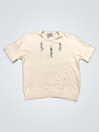 Nikki White Bestickter Kurzarmpullover