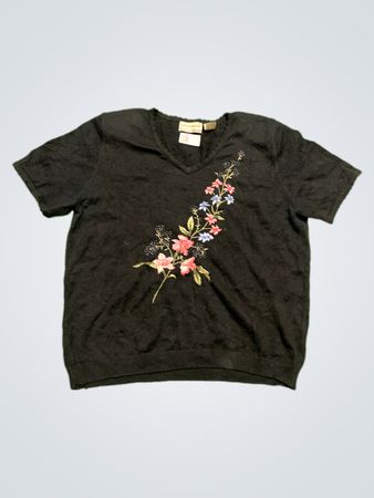 Alfred Dunner Petite Schwarzer Kurzarm-V-Ausschnitt-Pullover mit floralem Stickerei
