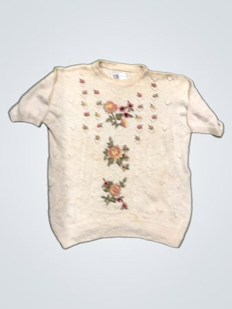 Cremfarbener Kurzarmpullover mit floralen Stickereien