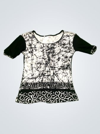 Schwarz-weißer gemusterter T-Shirt