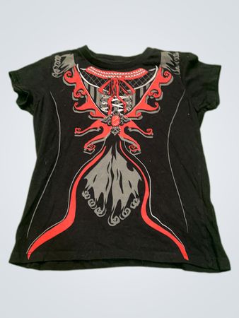 Schwarz T-Shirt mit rotem und grauem Grafikdesign