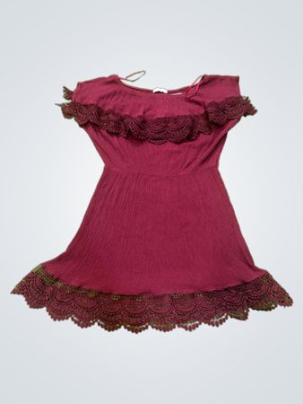 Rotes Spitzenbesatzkleid