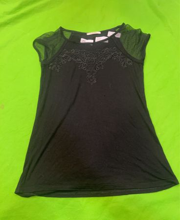 Schwarzes T-Shirt mit Spitzen-Detail