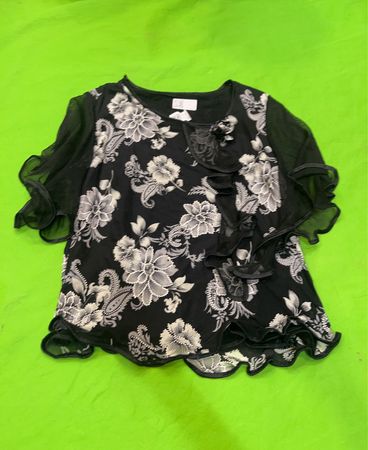 Schwarzes Top mit Blumenmuster und durchsichtigen Ärmeln