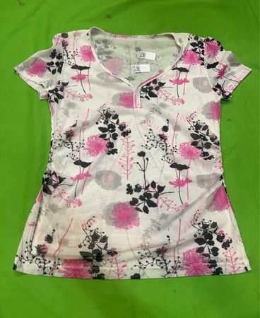 Weißes T-Shirt mit pinkem und schwarzem Blumenmuster