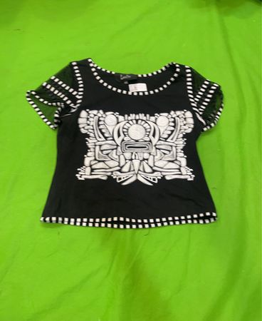 Leslie schwarzes T-Shirt mit weißem Grafikdruck und Mesh-Ärmeln