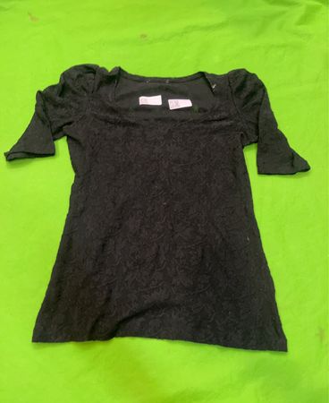 Schwarzes Spitzentop mit Puffärmel