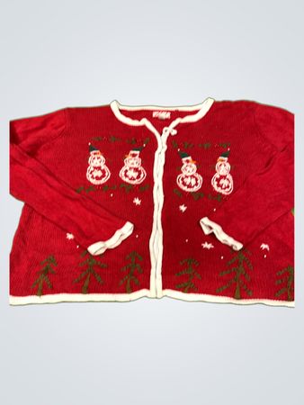 Roter Weihnachtspulli mit Schneemann und Baum-Applikationen