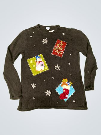 Holiday Editions Schwarzer Weihnachts-Pullover mit Schneemann, Weihnachtsbaum und Strumpf-Applikationen