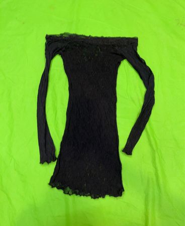 Schwarzes Spitzenkleid mit Off-Shoulder-Ausschnitt