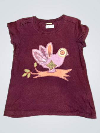 Farblich dunkles T-Shirt mit Vogel-Applikation
