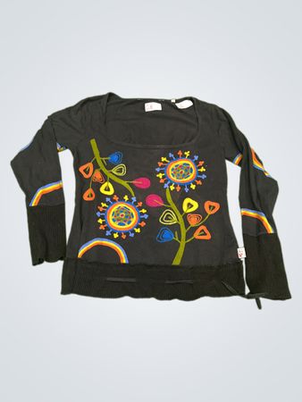 Schwarzes Langarmshirt mit bunten, bestickten Blumen- und Regenbogenmotiven