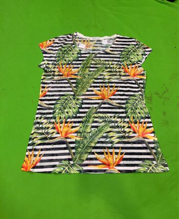 BRAVE SOUL gestreiftes T-Shirt mit tropischem Print