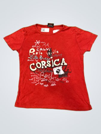 Rotes T-Shirt mit „CORSICA“-Grafik und Text