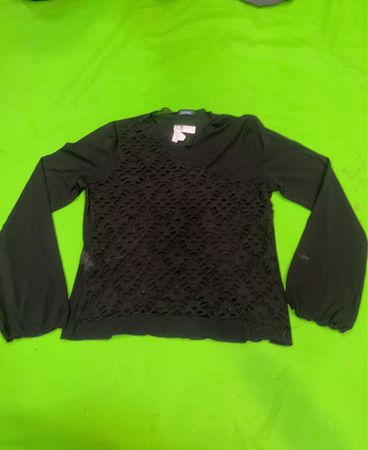 Schwarzes Langarmoberteil mit Cut-out-Detail
