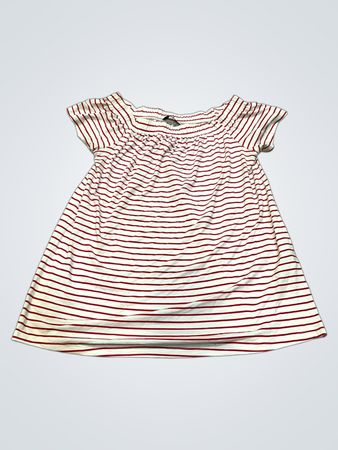 Rotes und weiß gestreiftes schulterfreies Kleid